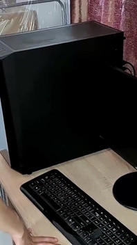 İnek kız bilgisayar tamiri için yarak alıyor