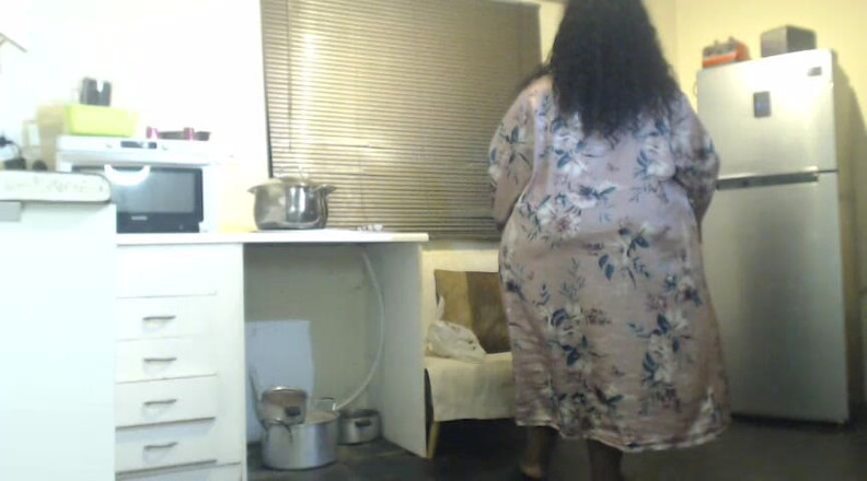 Legendary Booty Overdose: कामुक खूबसूरत विशालकाय महिला अपनी सेक्सी रस्सियों में शरारती हो रही है
