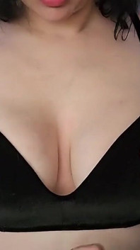 La bella ragazza usa le sue enormi tette naturali per farmi esplodere tra di loro