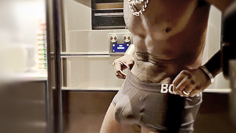 MrMagicDevil: VRátil Se Z Klubu Oblečená Takhle! Měla Jsi Mě Vidět...