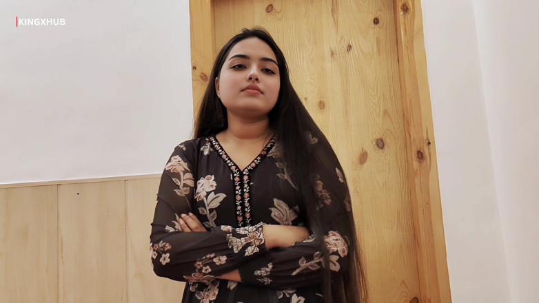 KingXhub: Sora vitregă indiană și fratele vitreg