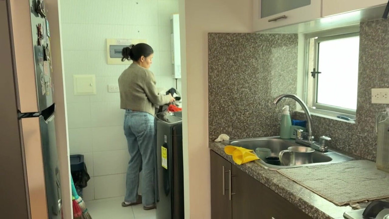 scarlettandc: ラテン系の大きなお尻の女性が彼女の親友のブラジャーの匂いを嗅ぎながら自慰をする