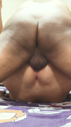 rruh_2024: 내 방에 혼자 있었는데 친구에게 화상 통화를 하고 재미를 위해 그에게 전화했어