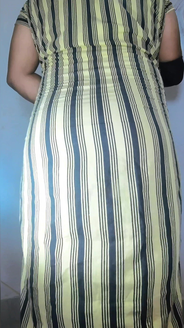 Bigdesidick2: 인도 음란한 Sissy in Nighty