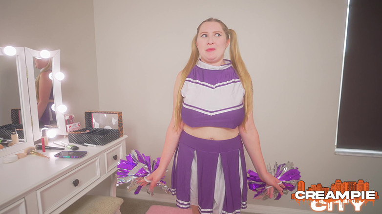Semaj Media: Emma Shay, pom-pom girl à gros nichons, adore sucer une bite...