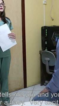 Krankenschwester julia hilft dem patienten, spermaprobe mit allen ihren löchern zu sammeln
