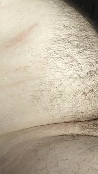 Un gay paffuto non circonciso si masturba e
