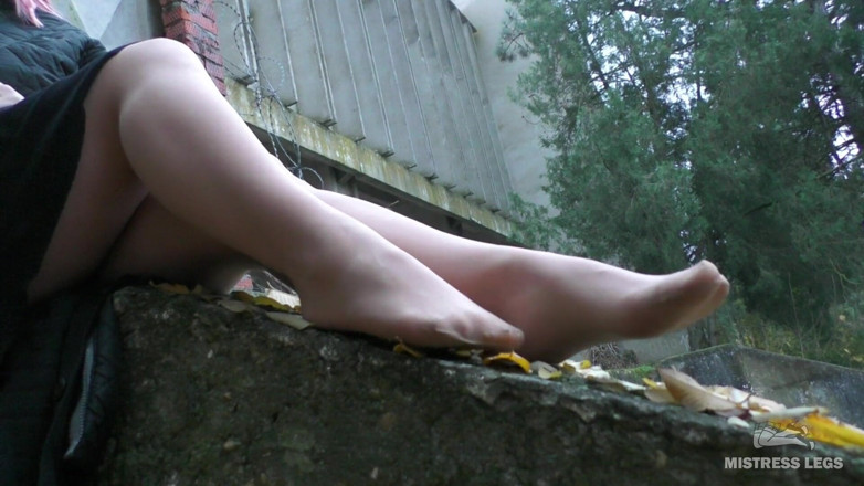 Mistress Legs: 户外尼龙腿玩秋叶