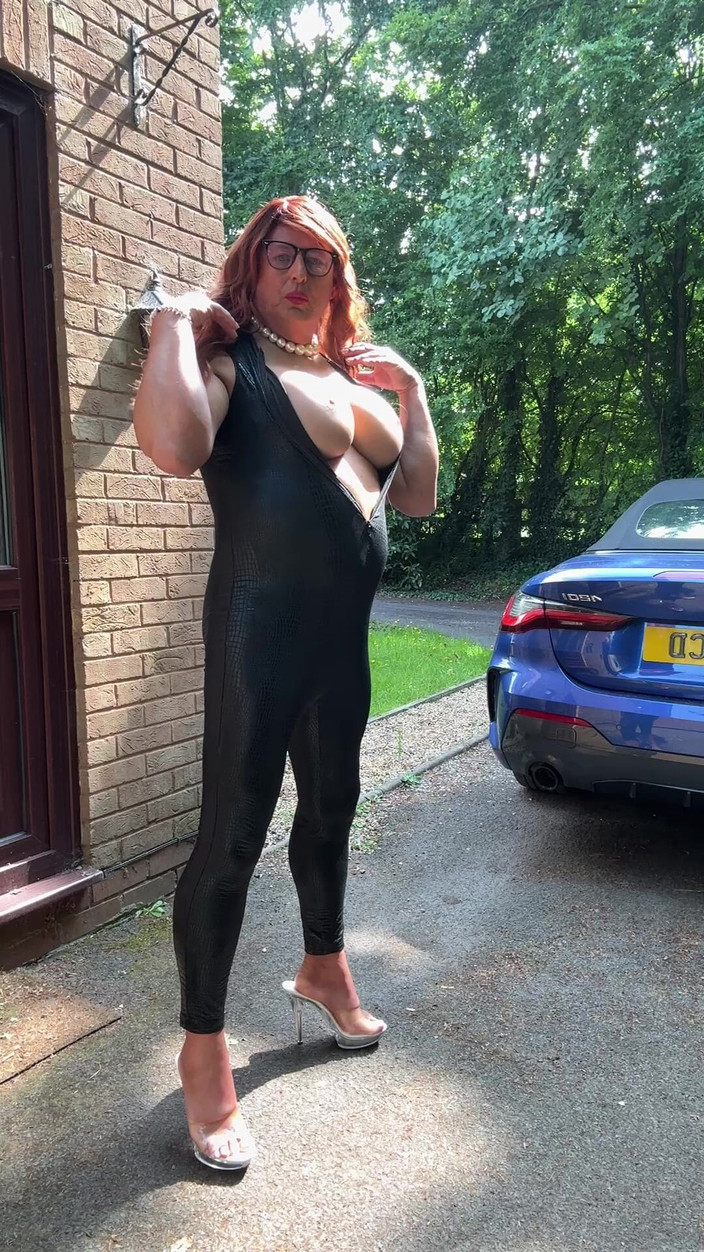 Kellycd2022: Si seksi crossdresser kellycd2022 dengan kostum black pvc catsuit and...