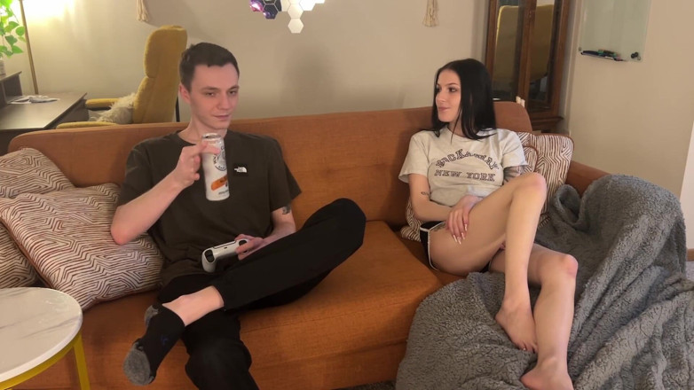 Jay Bond: 穿着蒂法洛克哈特，所以我继妹的男朋友操我