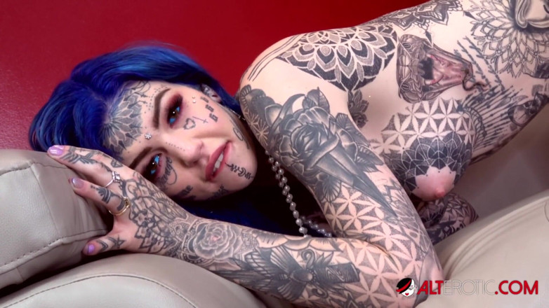 Alt Erotic: Ejderha kız Amber Luke yönetmen tarafından sikiliyor