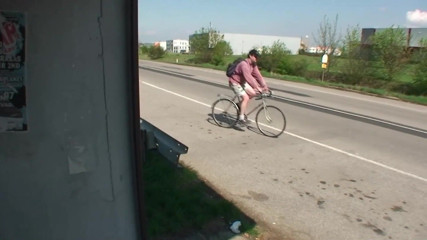 SEXUAL SIN: Doi bărbați fut o gagică în aer liber pe marginea unui...