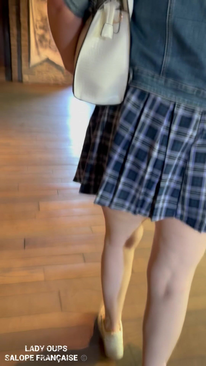 Lady Oups: Follow My Mini Skirt and My Plug