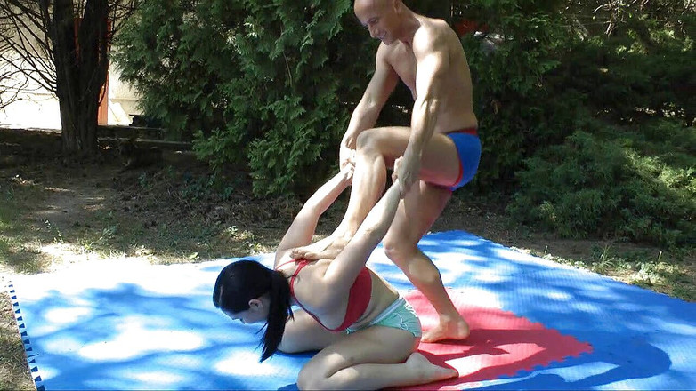 European Erotic Mixed Wrestling Club: Суперсексуальная Angell Summers, к сожалению, доминирует большую часть времени miki, часть 1