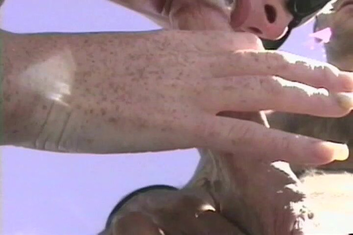 Cryptostudios: ハナはディルドを弾き、地元の男に捕まりました