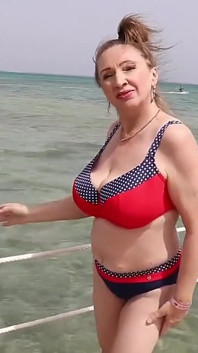 Roleplay: Eu estou no chuveiro. Você me vê na praia, eu danço e flerto com você e você me segue até o meu quarto