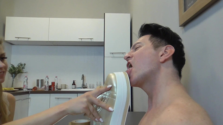 Femdom Sex: Maska na čichání k teniskám Dojení!