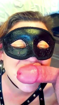 Milf mit dicken titten lutscht chefs schwanz und nimmt eine gesichtsbesamung