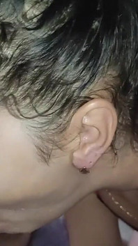 Succhia un grande cazzo e lecca le palle
