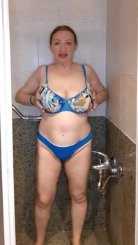 Hete rondborstige milf Mariaold neemt een douche