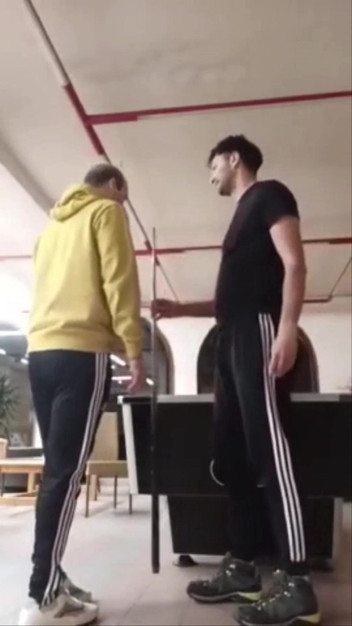 Justin hoodwar: Faceci, którzy spotykają się na kempingu, rozpoczynają grę w basen,...