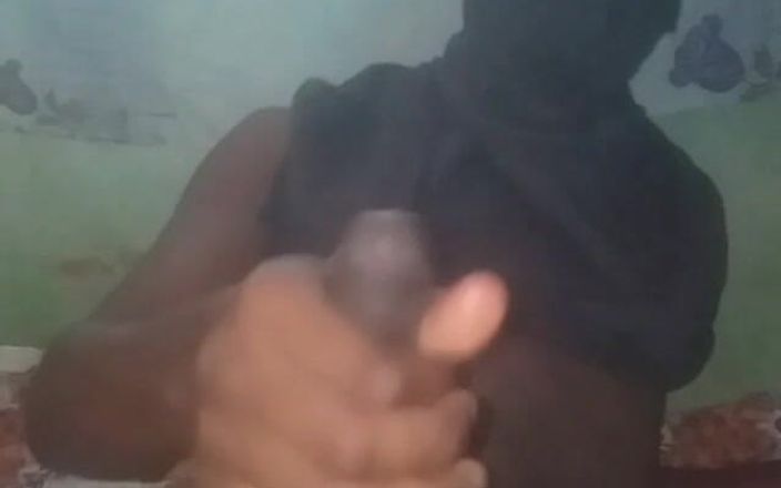 Badman4606: Un Nigérian fou excité adore masturber sa grosse bite noire.