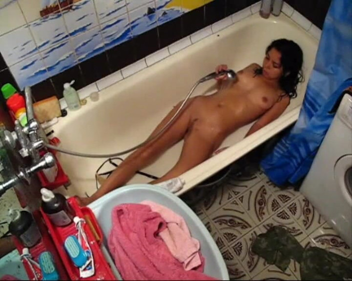 Horny Fuck Bitches: สังเกตในห้องน้ํา