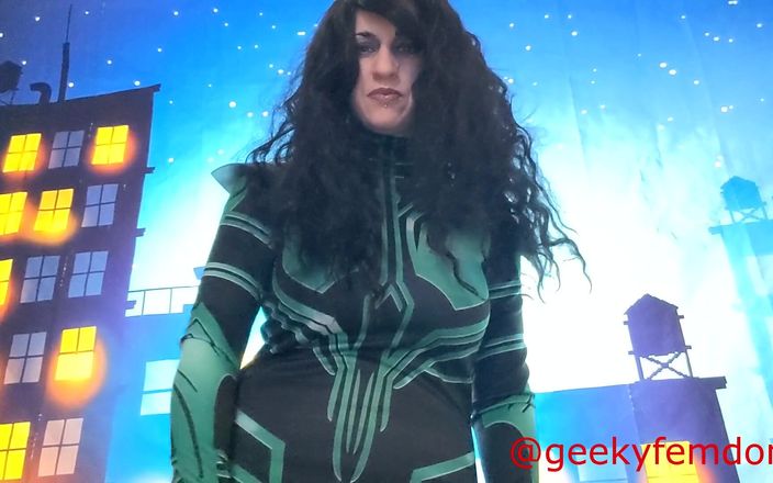 Geeky Femdom: Hela Giantess भगदड़