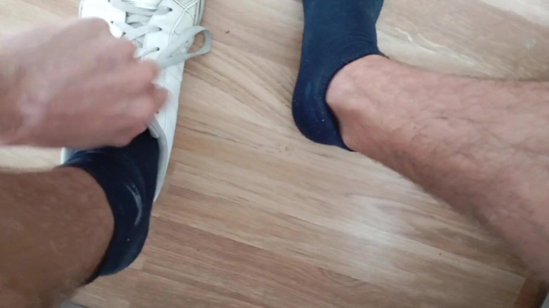 Elvissc: Il bel dilettante ha fatto sborrare il suo grosso cazzo...