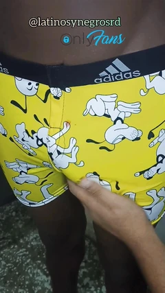 Assista me engolir o pau preto enorme e grosso do meu amigo com um boxeador amarelo.