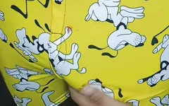 Zobacz, jak połykam ogromny, gruby czarny kutas mojego przyjaciela z żółtym bokserem.