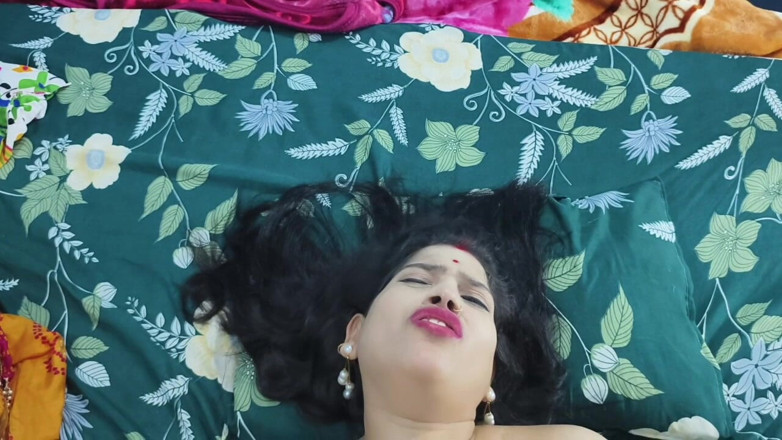 Sona bhabhi: พี่ชายของผัวเย็ดกู ตอนถ่ายเซลฟี่ในมือถือ