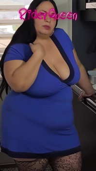Orta yaşlı seksi kadın mutfakta tek başına sikiliyor