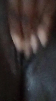 Menina negra com tesão brincando com sua buceta