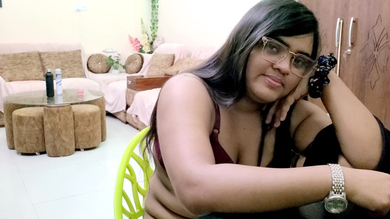 Nadiyaxxx02: Devor e Bhabhi si portano segretamente a casa e soddisfano...