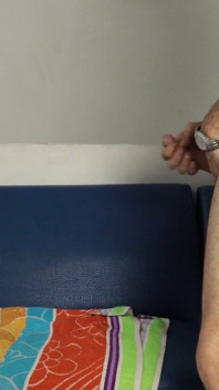 Zralý pár má intenzivní sex v obývacím pokoji svého domu, domácí milf sex