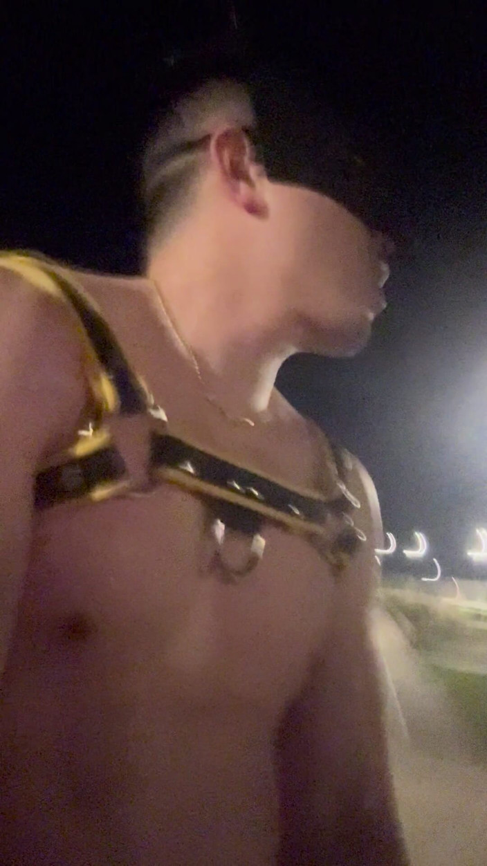 Barenakedmuscles: Nacht Muscle king: Asiatisches Brocken in Leder harness &amp;jockstrap besitzt die...