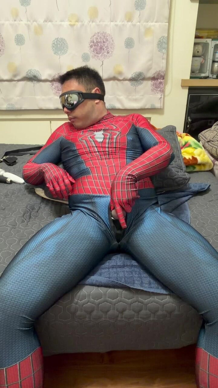 Bear Li: ファットスパイダーは赤い中央に描くことで描く