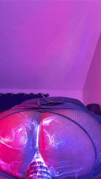 Une truie au cul rebondi se tape Joyride, coquine