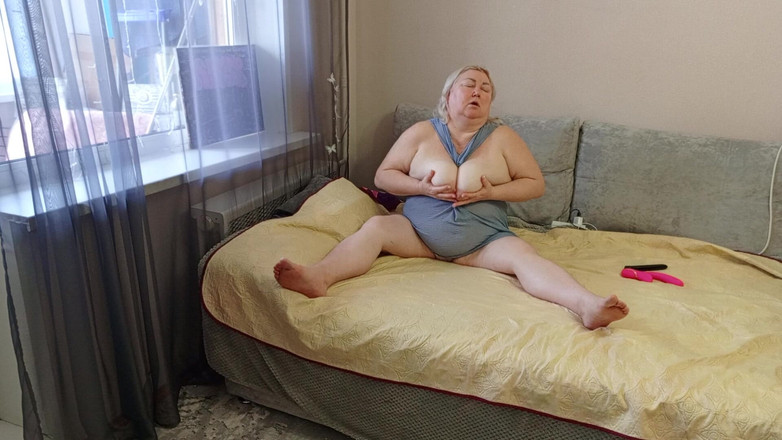 Zona901: 큰 보지로 장난감을 가지고 노는 새엄마