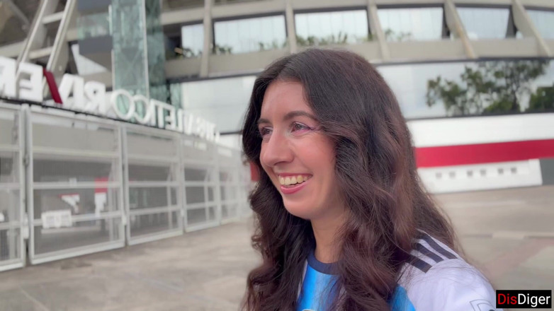 Dis Diger: la joueuse de football Katty West attrape un fan près...