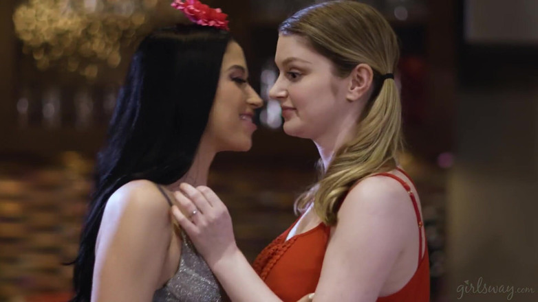Girlsway: Girlsway - Kosmita Alex Węgiel rozbija się w Bunny Colby's Yard...