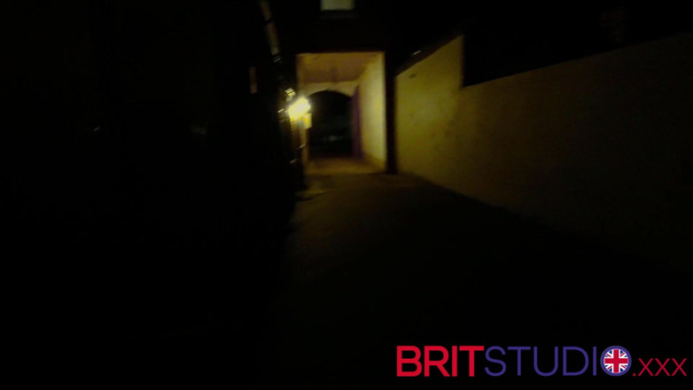 Brit Studio: आप अपने पड़ोसी को हस्तमैथुन करते हुए देखते हैं