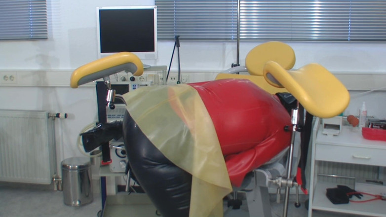 Rubber & Clinic Studio - 1ATOYS: Schwere gummi-masturbation mit gasmaske