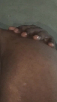 Questo è il mio nono video, la zia è seduta su di me e mi scopa saltando su e giù.