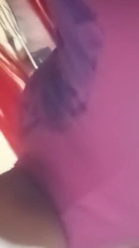 Bermain dengan dildo buatan sendiri yang tebal