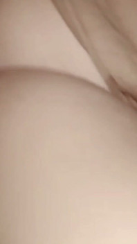 雨の外で、孤独な義理の嫁とセックスをする