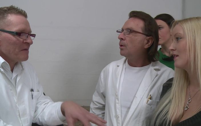Old & Young: Ginekolog pieprzy gorącą blondynkę nastolatkę