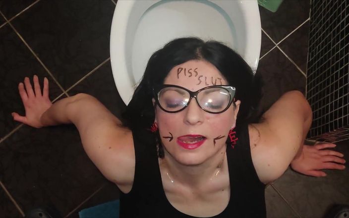 Toilet Mommy: 本物の小便slusweは、喜びのために、尿を飲み込む。