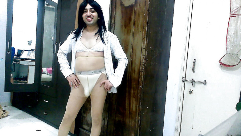 Cute & Nude Crossdresser: Солодка сіссі кроссдресссер femboy sweet lollipop в сорочці бойфренда і колготках.